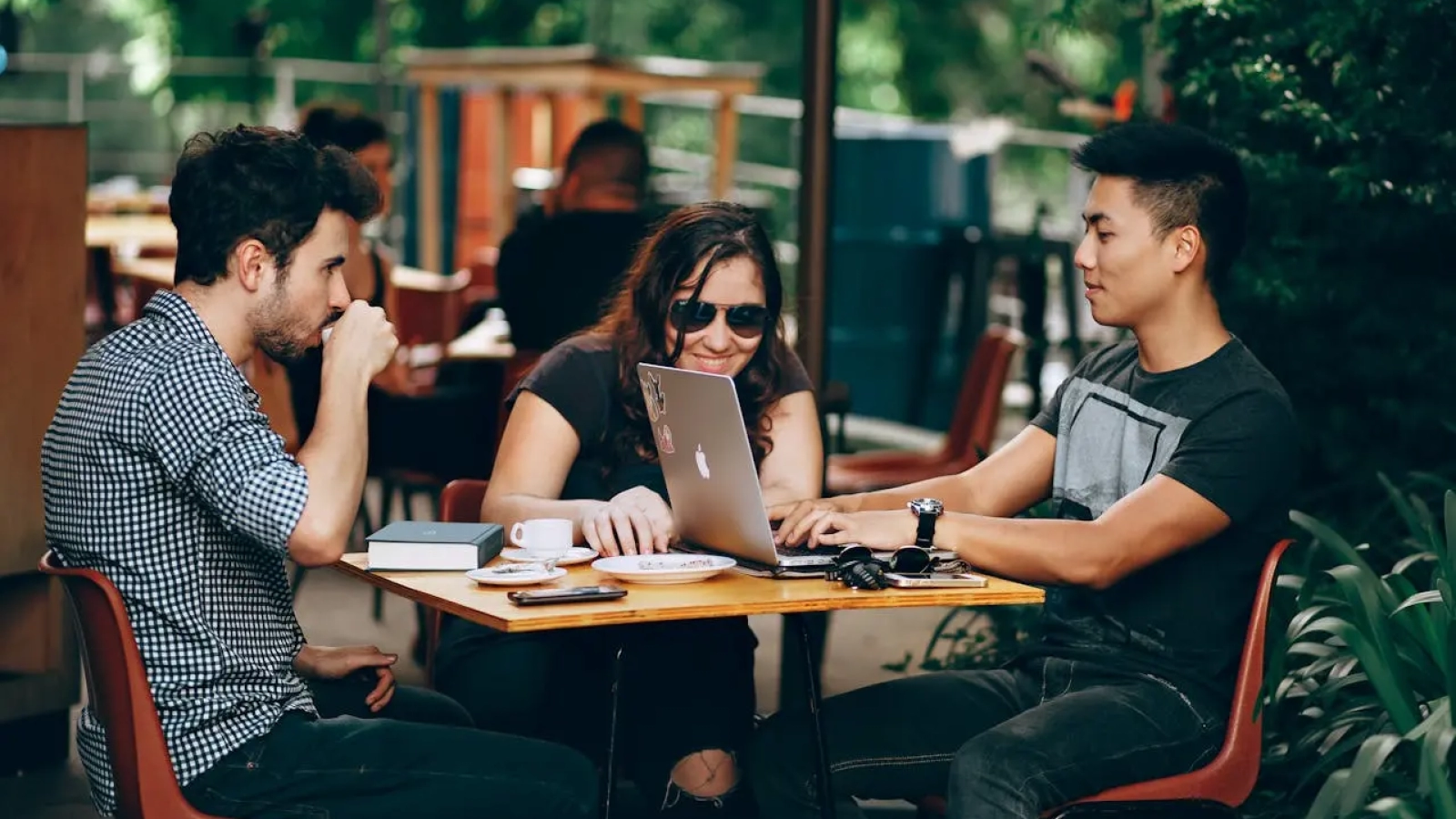 team discuss about importance of digital marketing